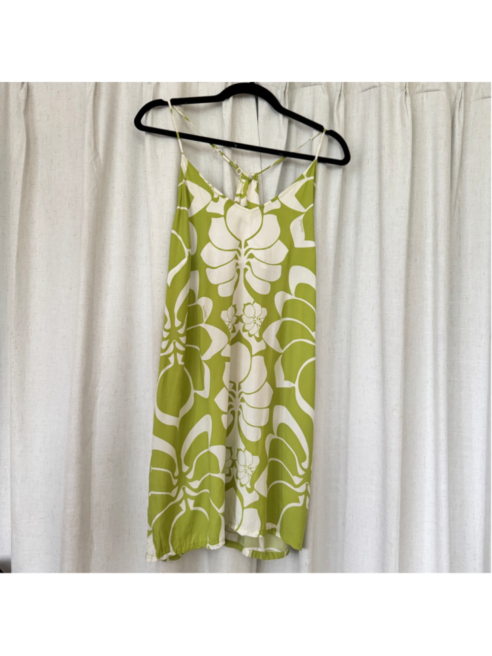 Manuhealii Sleevless Short Dress in Green and white botanical pattern • Size: M